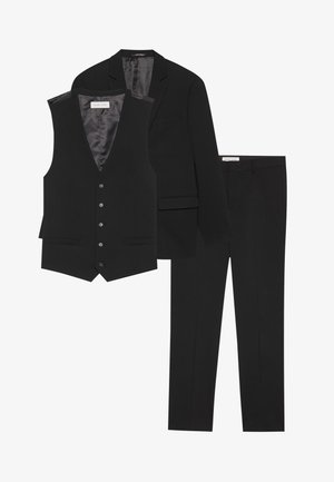 Fekete háromrészes öltöny, amely magában foglal egy zakót, gombos mellényt és szabott nadrágot. Jellemzője a sima textúra és elegáns forma.