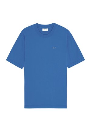 T-shirt en coton bleu avec des manches courtes, col rond et un petit logo blanc "NN. 07" sur la poitrine gauche. Texture lisse, coupe standard.