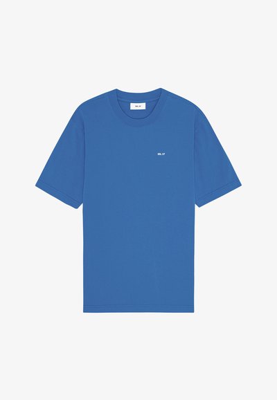 Blå bomulds t-shirt med korte ærmer, rund hals og et lille hvidt logo "NN. 07" på venstre bryst. Glat tekstur, standard pasform.