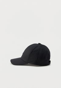 Gorra de béisbol negra con visera curva, fabricada con tela resistente, cuenta con ojales de ventilación y una correa ajustable en la parte posterior.