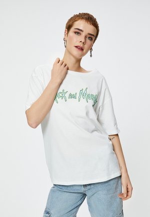 Weißes Baumwoll-T-Shirt in lockerer Passform, mit einem grünen "Rick and Morty"-Logo in verspielter Schriftart. Kurze Ärmel und runder Halsausschnitt.