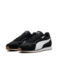 Zapatillas de ante negro con una franja lateral blanca y logo, que cuentan con una superficie texturizada, puntera redonda y suela de goma.
