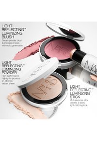 Blush poudre-sérum rose, poudre illuminateur beige clair en compact, et stick lumineux avec boîtier blanc sur fond blanc.