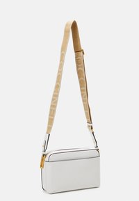 Coccinelle LIYA SIGNATURE - Borsa a tracolla - brillant white