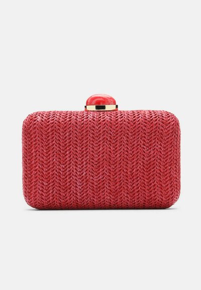 Rød vævet clutch med rektangulær form, med en blank rød lukning og guldaccents. Teksturen har et mønstret, fiskebensdesign.