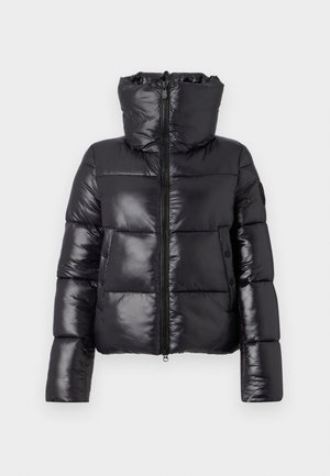 Casaco puffer preto com acabamento brilhante, gola alta e fecho de zip. Apresenta grandes secções acolchoadas e bolsos laterais.