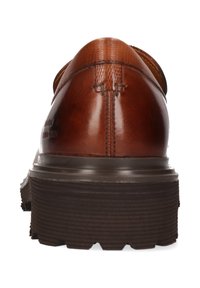 Zapato formal de cuero marrón con cuello de talón texturizado y gruesa suela de goma oscura, mostrado desde atrás sobre un fondo blanco.