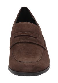 Mocassin en daim marron à enfiler avec bout arrondi et bande décorative sur le dessus, avec une semelle en caoutchouc noire.