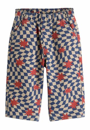 Shorts med elastisk talje og blåt og beige bølget ternet mønster samt spredte røde otte-punkts stjerner.