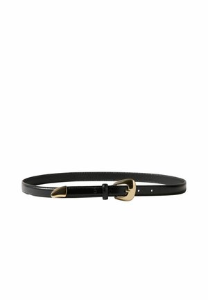 Cintura sottile in pelle nera con fibbia dorata e punta dorata, mostrata distesa e slacciata su sfondo bianco.