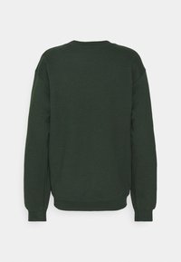 Sudadera verde oscuro con cuello redondo, mangas largas y puños y dobladillo acanalados. Hecha de una tela suave y texturizada. Vista trasera solamente.