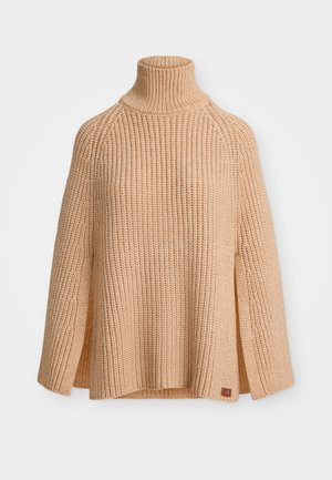 Beżowy sweter z golfem, dzianinowy, o luźnym kroju, z prążkowaną teksturą i bocznymi rozcięciami, z małą naszywką z logo na dole.