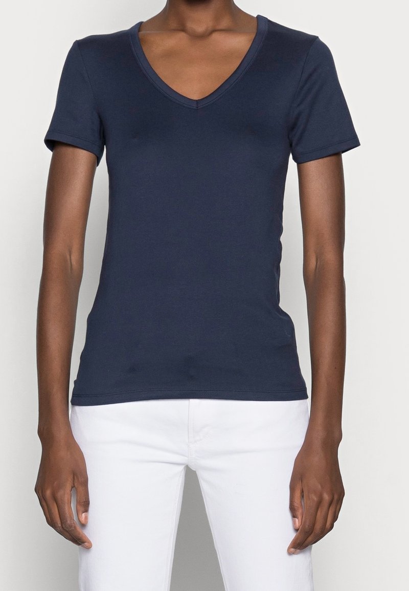 Camiseta de manga corta en azul marino con diseño de escote en V. Fabricada en tejido suave, presenta una forma ajustada y un estilo elegante y minimalista.