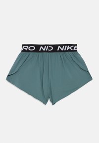 Πράσινα αθλητικά σορτς με φαρδύ μαύρο λάστιχο που φέρει λευκό κείμενο "NIKE" και "PRO", τοποθετημένα επίπεδα σε λευκό φόντο.