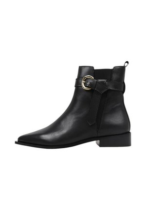 Botas de tobillo de cuero negro con punta afilada, tacón bajo y bloque, y una correa decorativa con hebilla. Textura suave, detalles de costura mínimos.