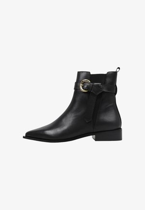 Botas de tobillo de cuero negro con punta afilada, tacón bajo y bloque, y una correa decorativa con hebilla. Textura suave, detalles de costura mínimos.