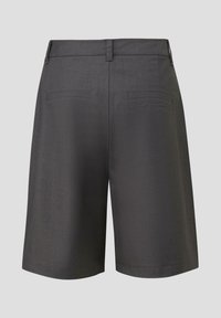 Grijze op maat gemaakte shorts met een rechte snit, voorzien van twee achterzakken en een soepele textuur. Minimalistisch ontwerp, geschikt voor casual en formele kleding.
