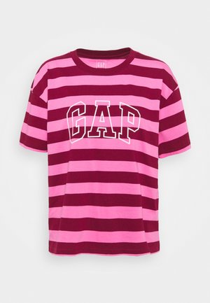 Koszulka z krótkim rękawem w poziome różowe i bordowe paski oraz logo „GAP” obrysowane na biało na wysokości piersi.