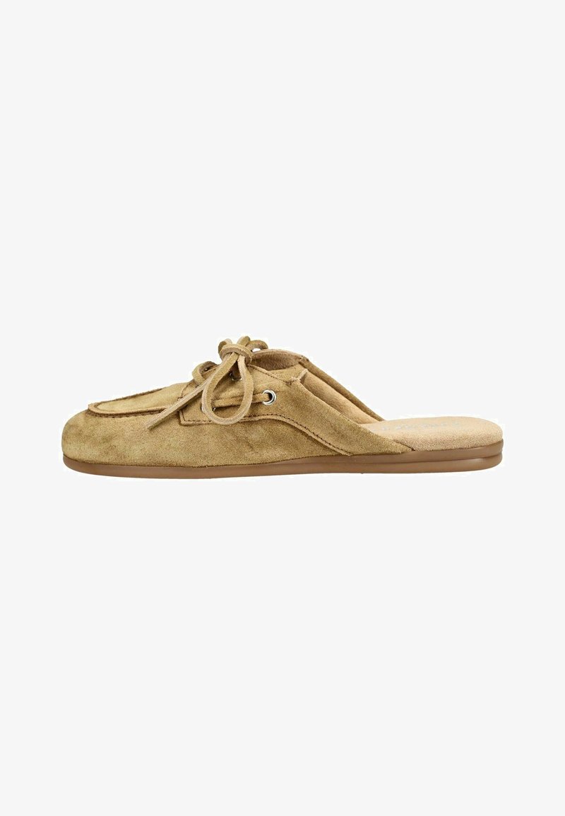 Tanruskind slip-on loafer med rundet tå, snøredetalje og flad brun gummisål, vist i sideprofil på hvid baggrund.