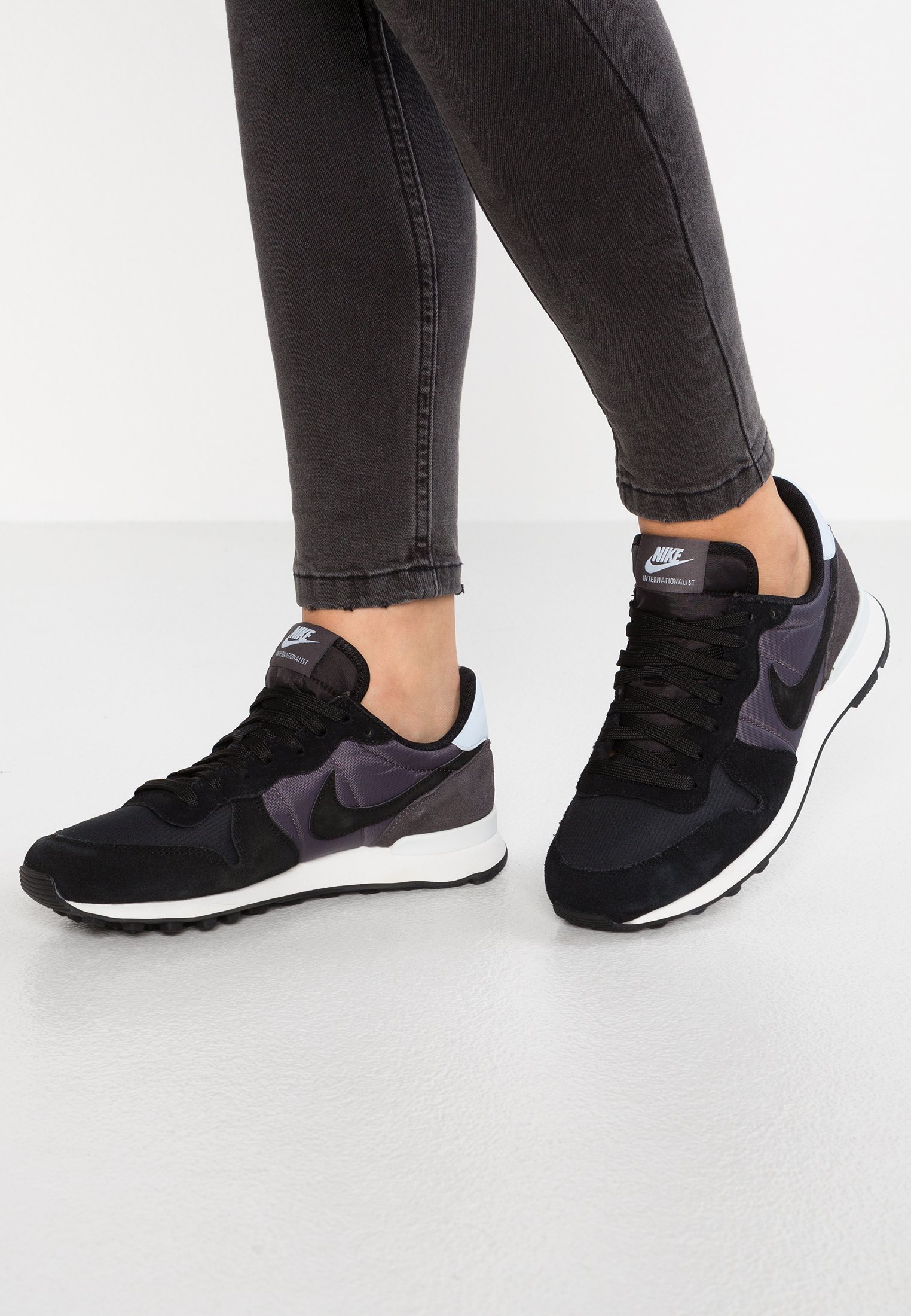 nike black and white internationalist trainers