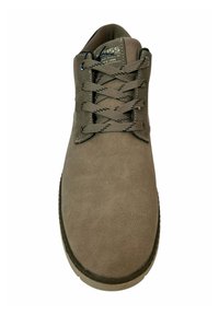 Zapato de ante gris con punta redondeada, que presenta cordones oscuros y una lengüeta texturizada. La suela es de goma con un leve dibujo.