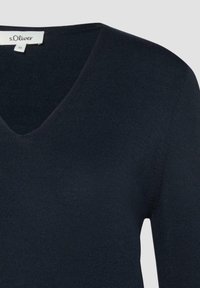 Ciemnogranatowy, dzianinowy top z długim rękawem i dekoltem w serek, z metką s.Oliver oraz rozmiarem 36 umieszczonym wewnątrz kołnierza.