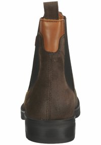 Braune Wildleder-Ankle-Boots mit elastischen Seitenpaneelen, hellbraunen Lederakzenten an der Ferse und einer schwarzen Gummisohle.