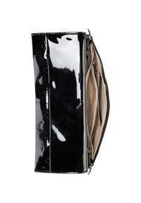 Borsa a pochette nera in vernice con forma rettangolare. L'interno aperto rivela una fodera di un beige chiaro, con tasche con zip e tasche a scomparsa.