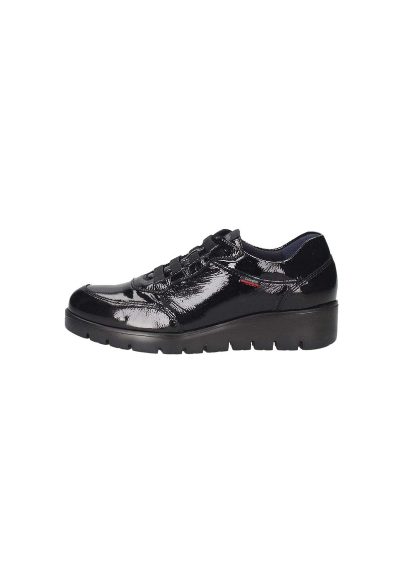 Zapatillas de piel sintética negra con punta redonda, diseño de cordones y suela acolchada. Presenta una marca sutil en el lateral.