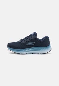 Pantofii de alergare Skechers în plasă de un albastru închis cu talpă intermediară de un albastru deschis, având un design confortabil și o talpă texturată pentru aderență.