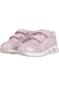 Baskets de sport roses avec une tige en mesh et en synthétique, présentant une languette rembourrée, deux bandes Velcro et une semelle extérieure blanche avec des accents roses.
