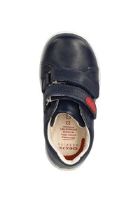 Scarpa in pelle blu navy con suola bianca, dotata di doppio cinturino in Velcro e un accento rosso. All'interno mostra la taglia 23 e i dettagli del marchio.