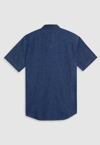 Πουκάμισο τζιν κοντό μανίκι σε σκούρο μπλε χρώμα με καμπυλωτή λεπτομέρεια στο γιακά, γιακά και ευθεία τελείωμα. Γυαλιστερή υφή και καλοραμμένος casual σχεδιασμός.