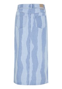 Világoskék denim midi szoknya függőleges csíkos mintával, két hátsó zsebbel, és logós címkével ellátott derékpánttal.
