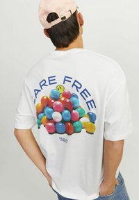 Jack & Jones JORFRUTTI TEE CREW NECK  - Print T-shirt - bright white