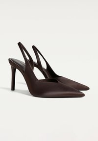Hnědé kožené slingback podpatky s špičatou špičkou, elegantním designem, vysokým stiletto podpatkem a výřezy po stranách.
