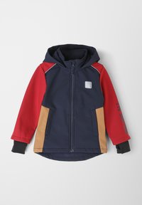 Granatowa i czerwona kurtka z kapturem z pomarańczowymi akcentami, z przodu na zamek błyskawiczny i czarnymi mankietami. Posiada napis "WSZYSCY JESTEŚMY" na rękawie. Wykonana z miękkiego, elastycznego materiału.