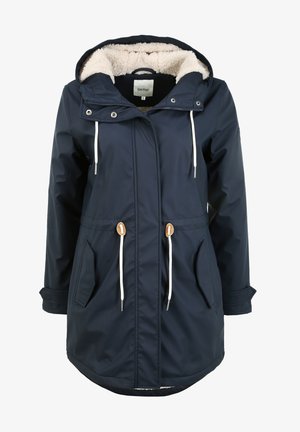 Marineblauwe waterdichte parka met een capuchon van nepbont, een trekkoord in de taille, twee voorzakken en witte koordaccenten. Glad uiterlijk.