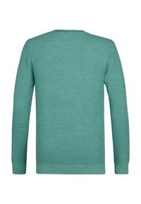 Teal lange mouwen gebreide trui met ronde hals. Kenmerkt zich door een textuurafwerking en geribbelde mouwen en zoom, die een gelijkmatige steekpatroon toont.