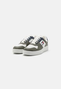 Tommy Jeans RETRO BASKET ESS - Joggesko - deep woods