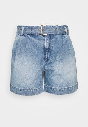 Pantalones cortos de mezclilla azul de talle alto con pliegues, cinturón a juego con hebilla metálica y ojales dorados sobre fondo blanco.