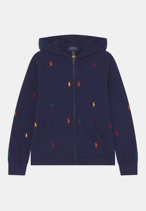 Marineblauer Kapuzenpullover mit Reißverschluss und mehrfarbigen, gestickten Polo Ralph Lauren-Logos, die über Vorderseite, Ärmel und Taschen verteilt sind.