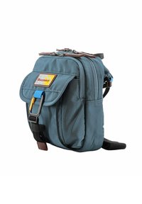 Borsa a spalla in tessuto blu con due scomparti con zip, un pattina frontale e un accento in pelle marrone. Presenta un moschettone e una tracolla blu.