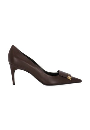 Scarpa con tacco alto in pelle marrone scuro con punta appuntita, tacco sottile di media altezza e fibbia decorativa dorata sulla fascia anteriore.