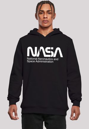 Schwarzer Hoodie mit einer Fronttasche, der ein großes weißes "NASA"-Logo und den vollständigen Namen zeigt. Weicher Stoff, Kapuze mit Kordelzug, gerippte Bündchen.