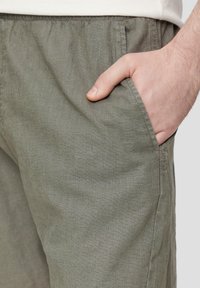 QS REGULAR - Shorts - olivgrün