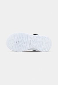Weiße Schuhsohle mit strukturiertem Profil, Belüftungsöffnungen und sichtbarem "GEOX"-Branding in der Mitte.
