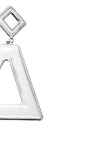 Orecchini pendenti in metallo argento con una forma triangolare, caratterizzati da una finitura spazzolata e un piccolo attacco a forma di diamante.