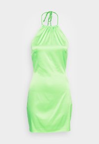 Vestido halter verde néon feito de um tecido suave e leve; apresenta um decote franzido e laços nas costas, com uma silhueta ajustada.