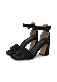 Svarta suedesandaler med hög klack, bred tårem och ankelrem med en rund spänne, samt en stadig blockklack.